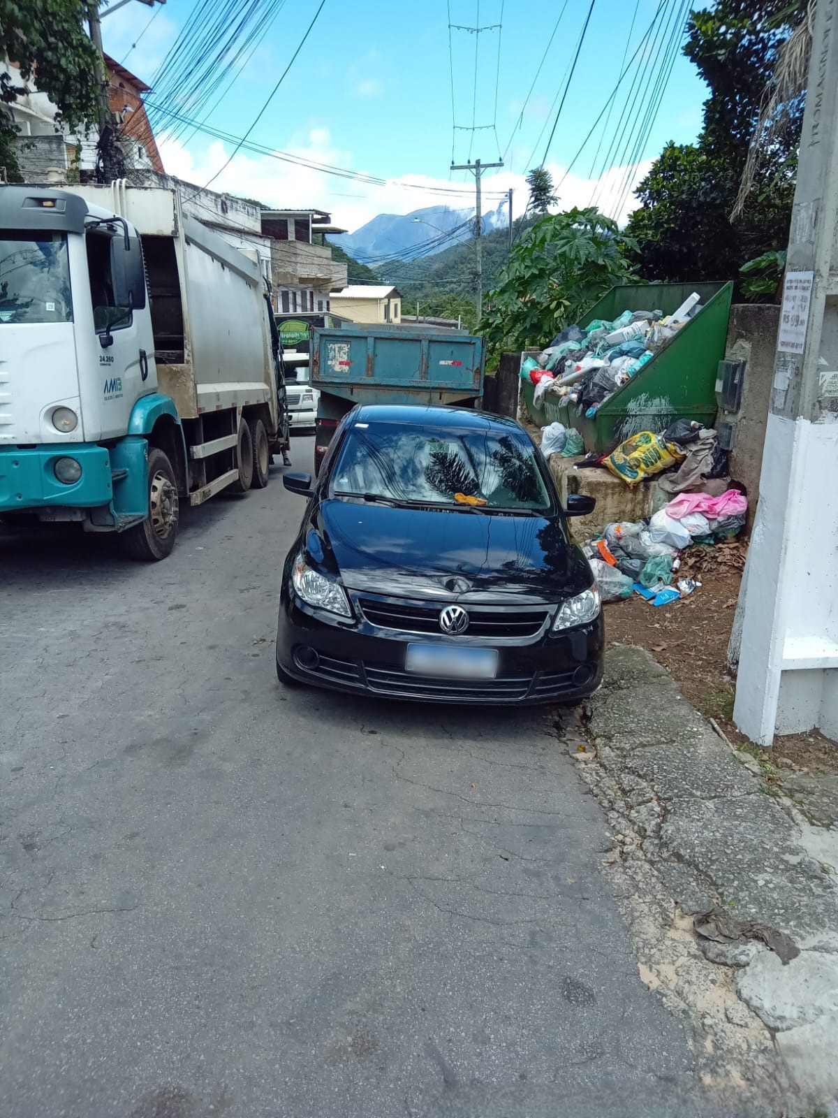 Estacionamento em local irregular prejudica coleta de lixo