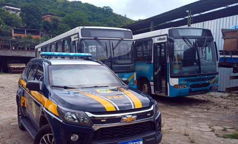 PRF apreende dois ônibus em fiscalização na BR-040