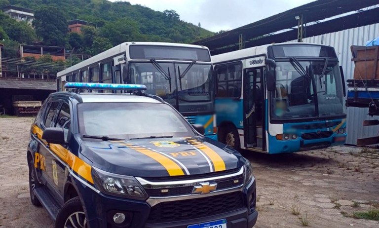 PRF apreende dois ônibus em fiscalização na BR-040