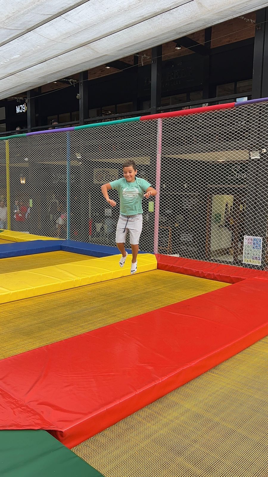 Férias no Vila: cama-elástica, oficina e exposição para toda a família em Itaipava