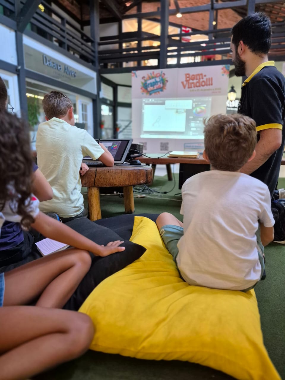 Programação e criatividade: oficina gratuita explora IA e futuro em Itaipava