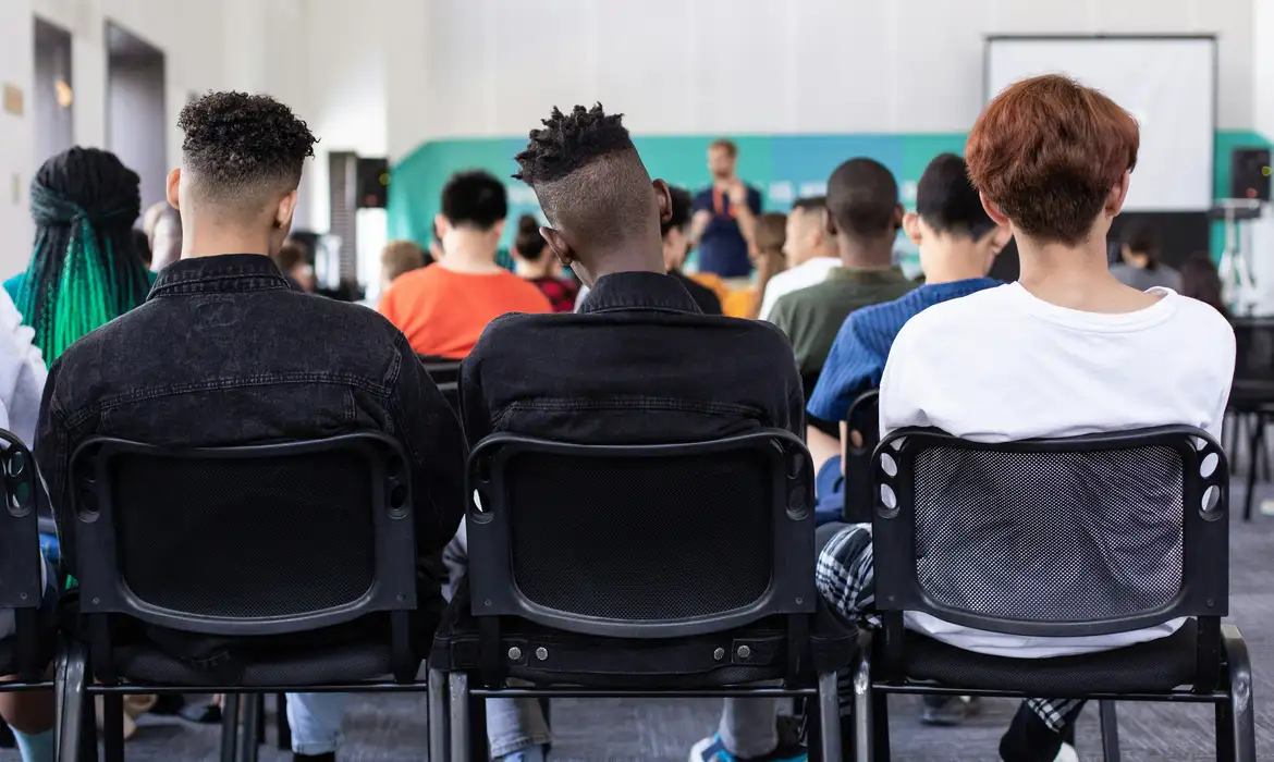Brasil tem pelo menos 9 mil estudantes trans matriculados nas escolas 