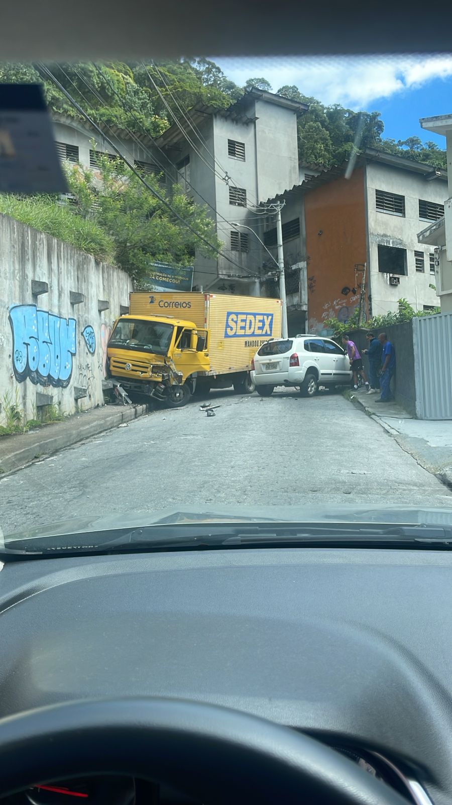 Acidente entre carro e caminhão interdita Avenida Portugal em Petrópolis