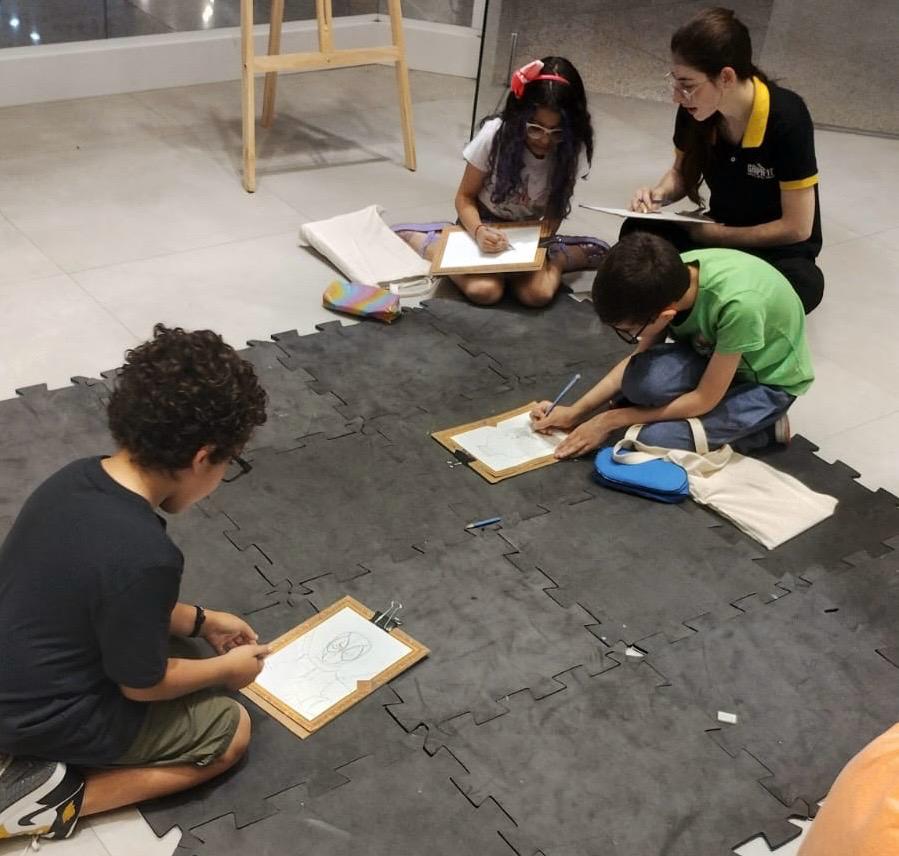 Férias coloridas: oficinas gratuitas com desenho e inteligência artificial nos sábados de janeiro em Itaipava