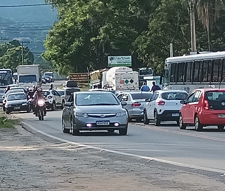 Queda de poste gera congestionamentos em Petrópolis nesta quinta-feira