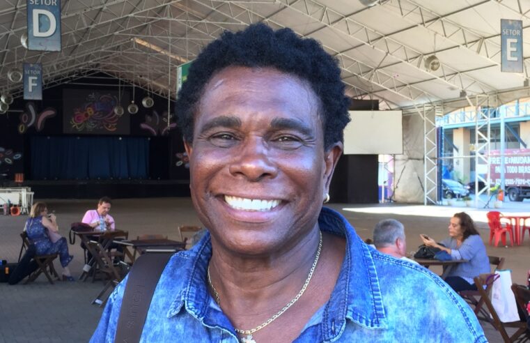 Neguinho da Beija-Flor se apresenta na Praça da Liberdade no primeiro dia do ano