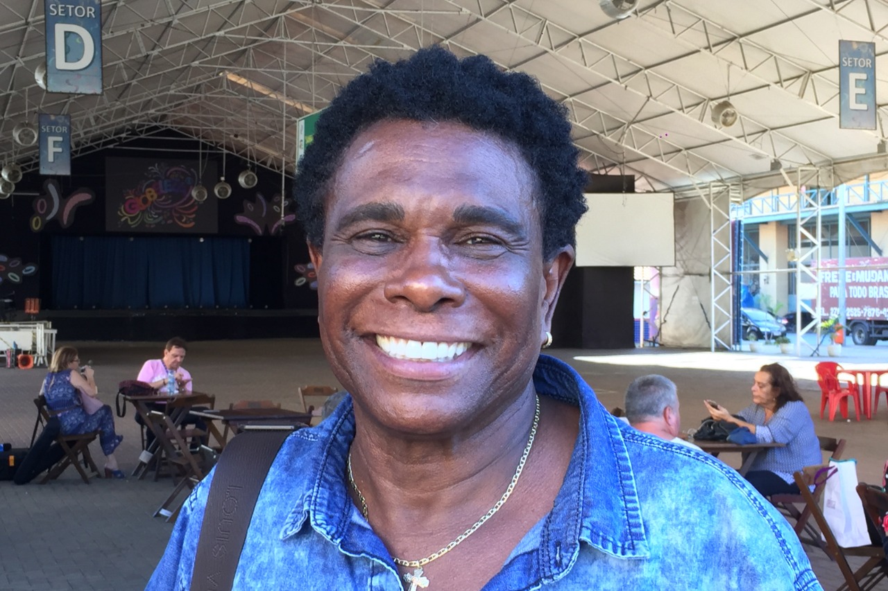 Neguinho da Beija-Flor se apresenta na Praça da Liberdade no primeiro dia do ano