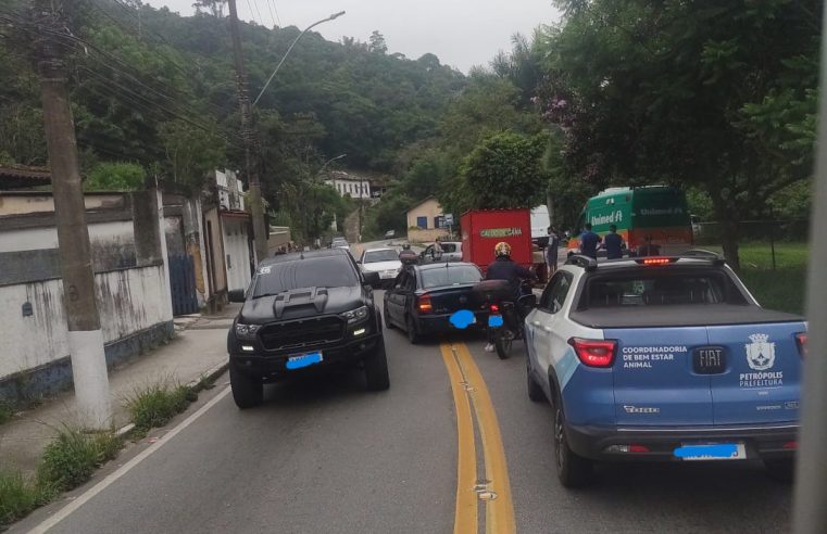 Acidente é registrado no Retiro, em Petrópolis. Duas pessoas precisaram receber atendimento