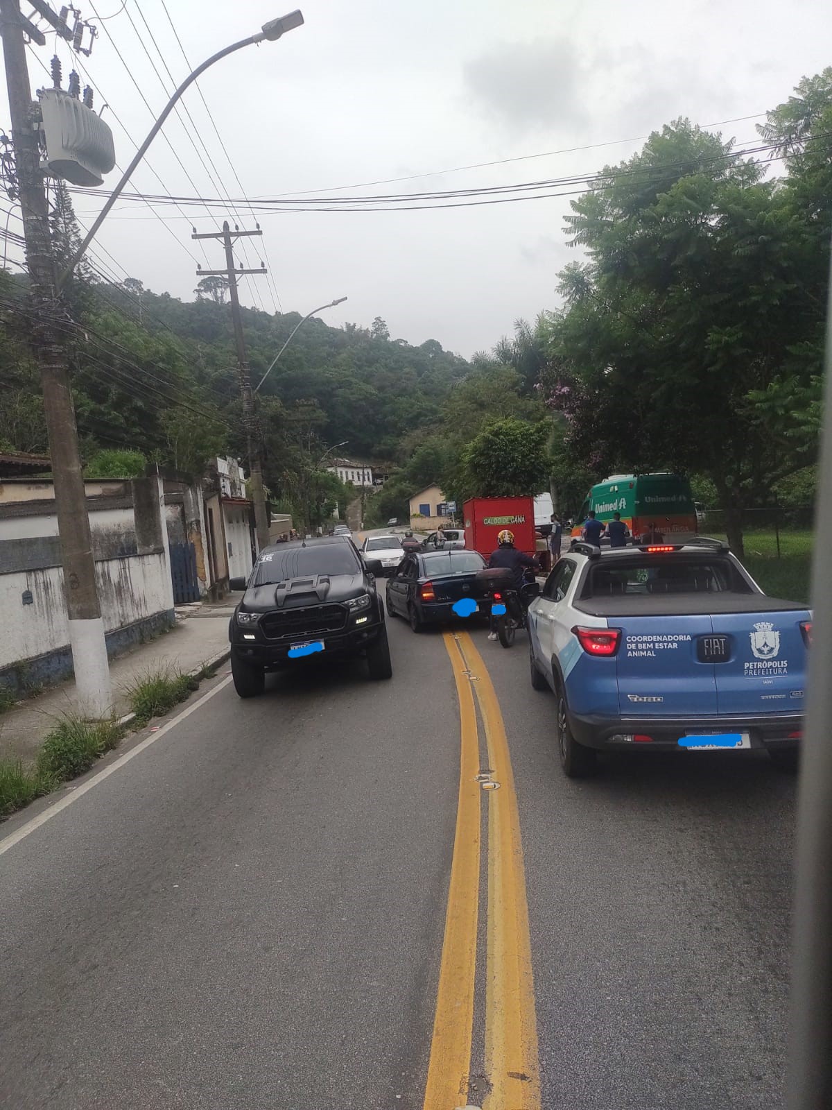 Acidente é registrado no Retiro, em Petrópolis. Duas pessoas precisaram receber atendimento