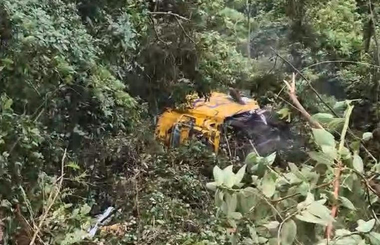 Motorista fica gravamente ferido em acidente na subida da serra de Petrópolis