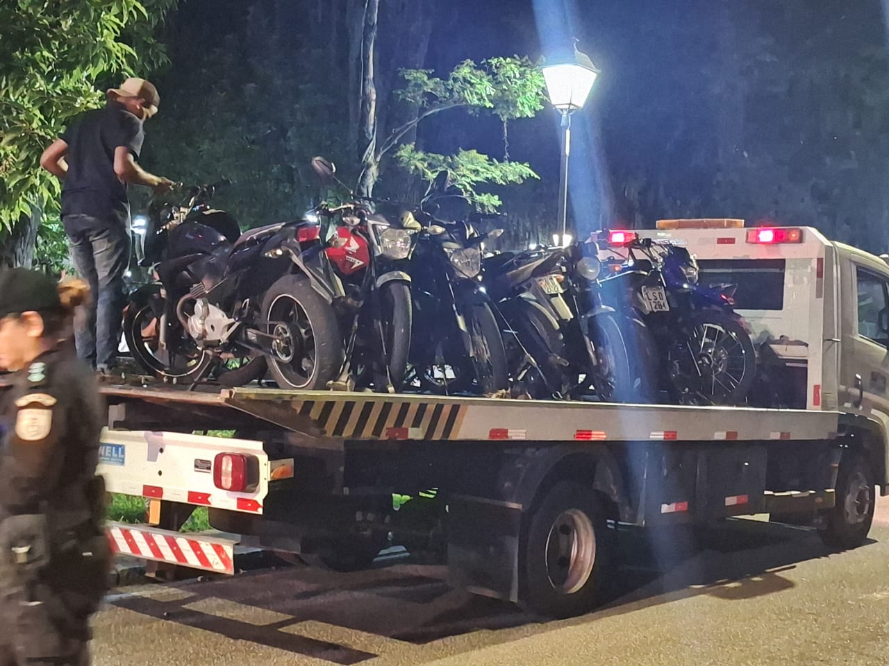 Prefeitura e forças de segurança trabalham em conjunto na Operação Praça do Bem, com apreensões de motos e fechamentos de bares irregulares
