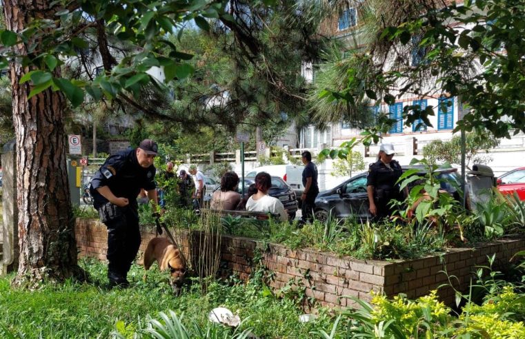 Forças de segurança realizam operação com apreensão de menores e prisão de um adulto com drogas, na Rua Dom Pedro