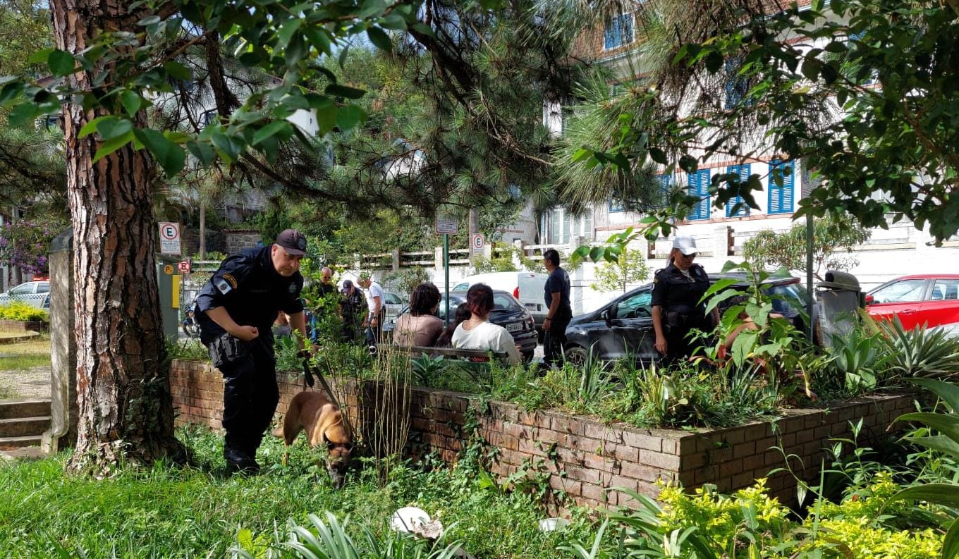 Forças de segurança realizam operação com apreensão de menores e prisão de um adulto com drogas, na Rua Dom Pedro