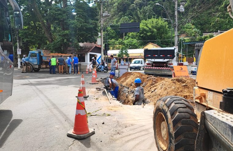 Obra emergencial causa interdição no acesso à praça de Corrêas