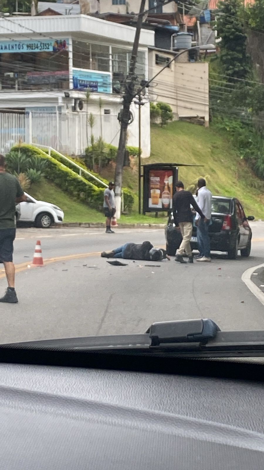 Carro e moto colidem na manhã desta quarta-feira em Corrêas