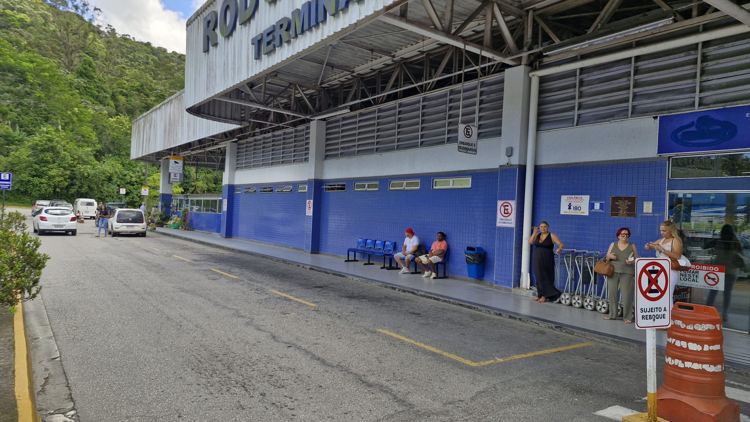 Reforço na sinalização que regulamenta embarque e desembarque na Rodoviária de Petrópolis