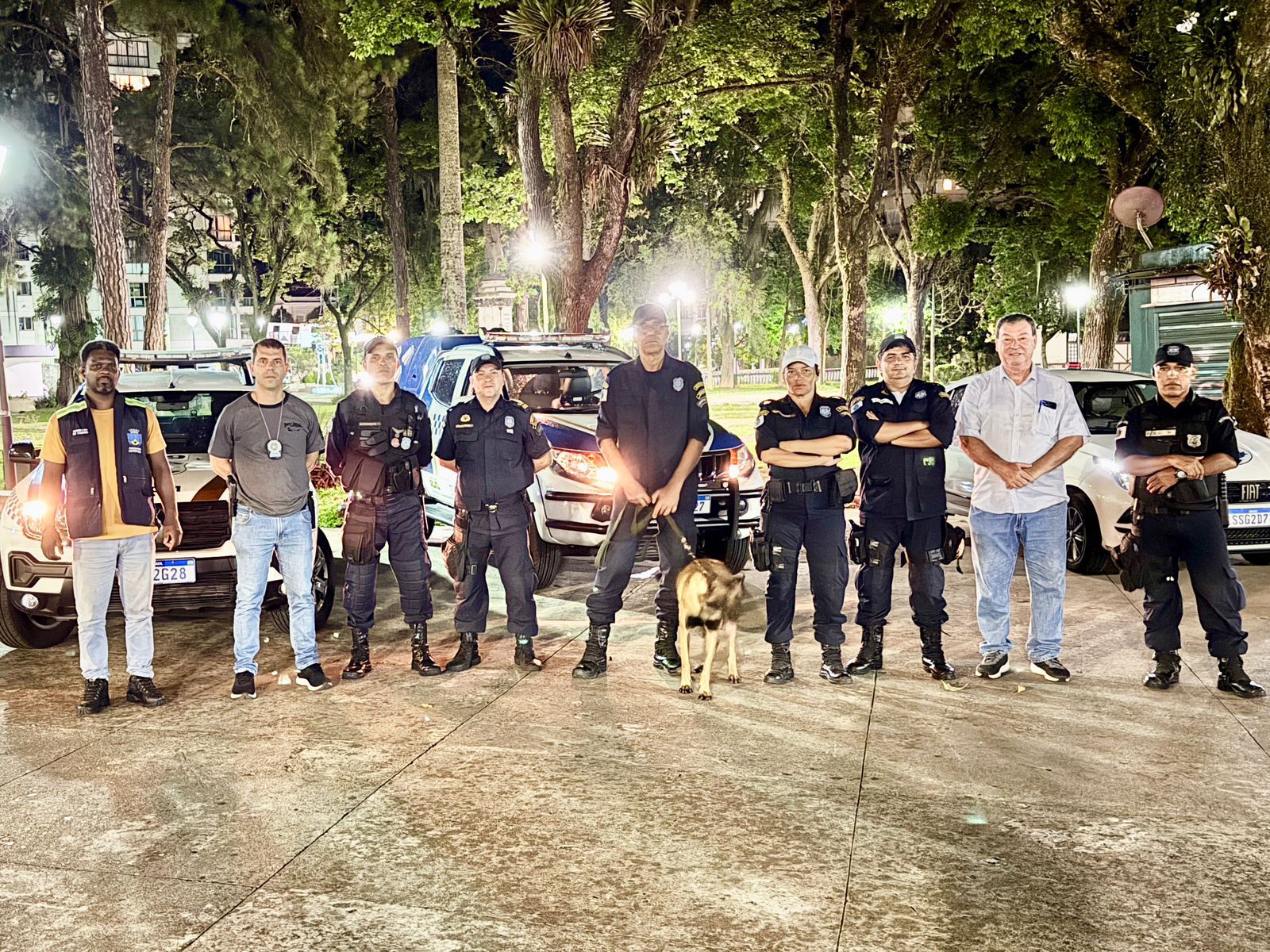 Forças de segurança percorrem diversos pontos de aglomeração e fiscalizam estabelecimentos comerciais em Petrópolis