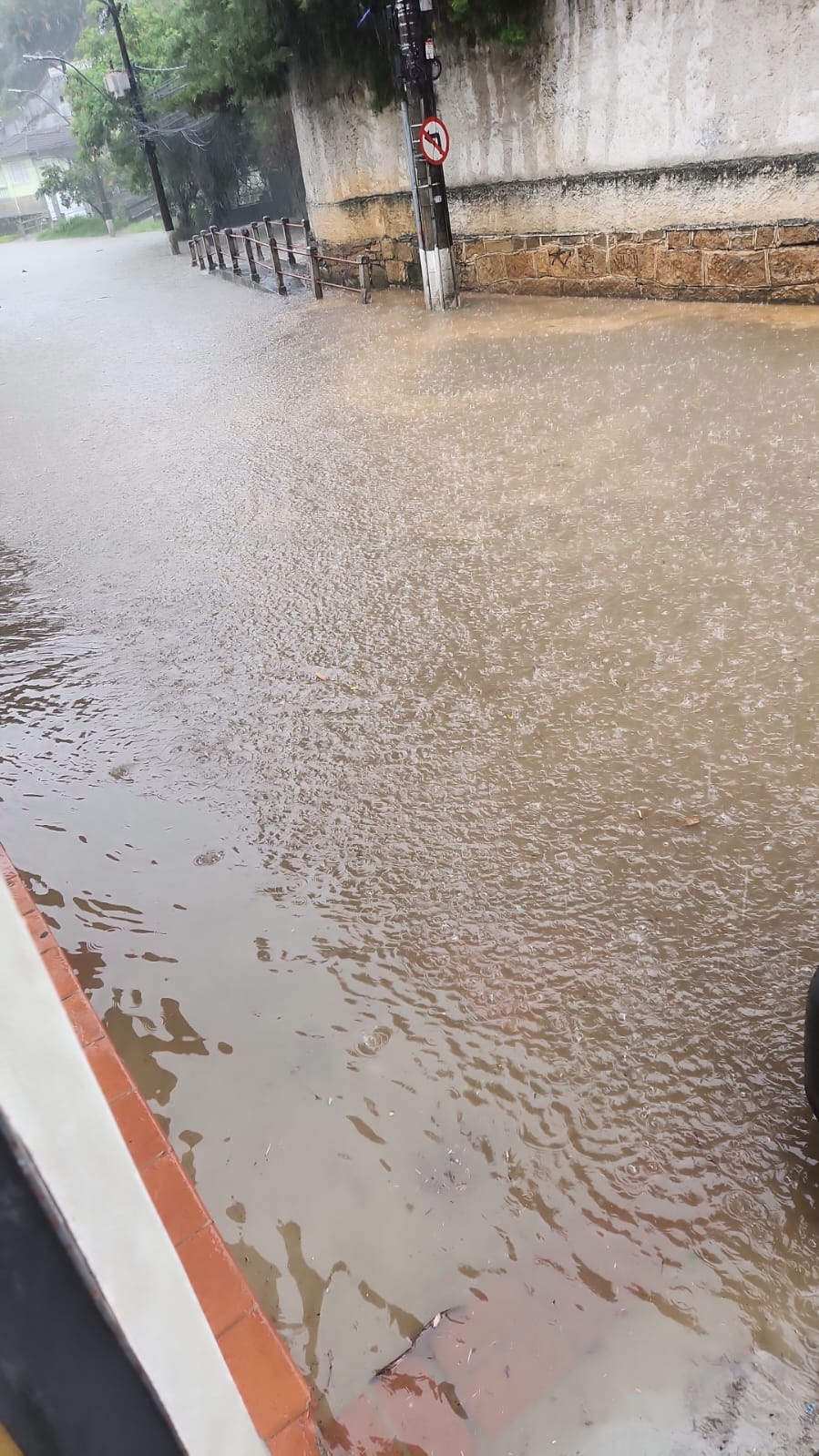 Defesa Civil emite alerta via SMS de chuva moderada a ocasionalmente forte em Petrópolis