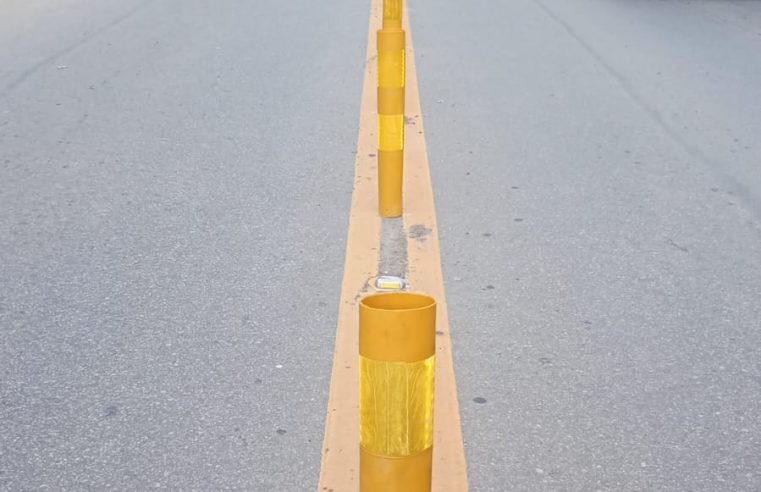 Balizadores são instalados para evitar manobra proibida em trecho de Itaipava da estrada União e Indústria