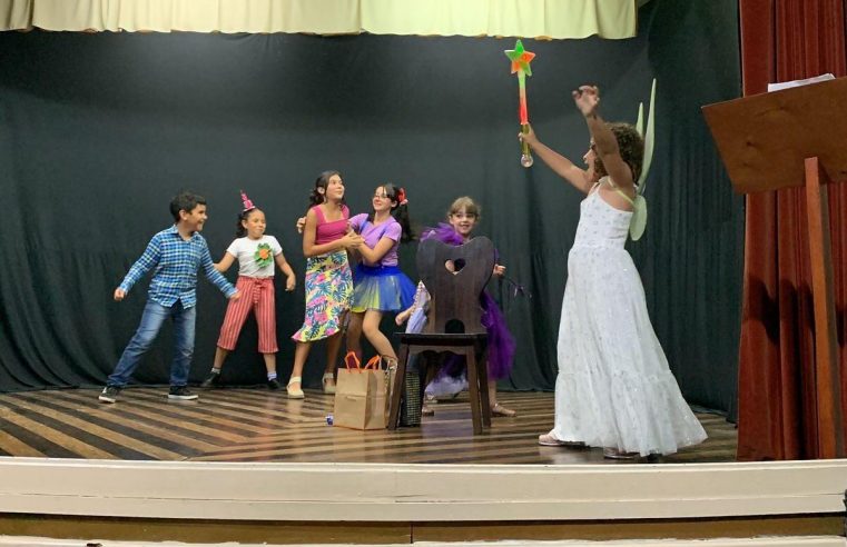 Aulas de teatro na Escola de Música Santa Cecília transformam vidas com inclusão e arte