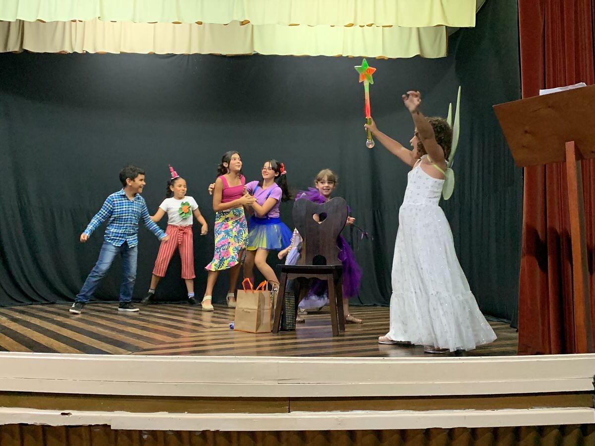 Aulas de teatro na Escola de Música Santa Cecília transformam vidas com inclusão e arte