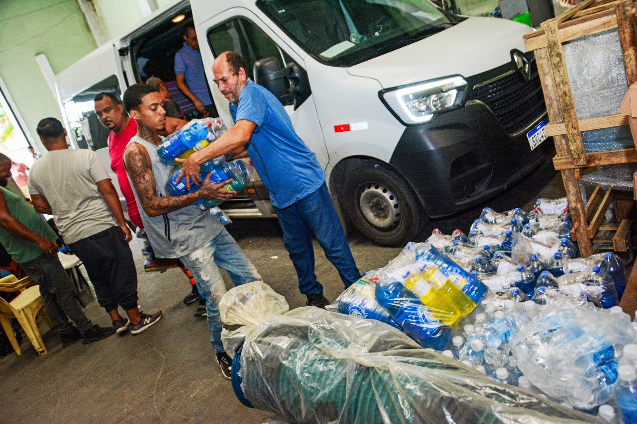Chuvas: Governo do Estado retira 700 toneladas de resíduos em rios e canais de Nova Iguaçu