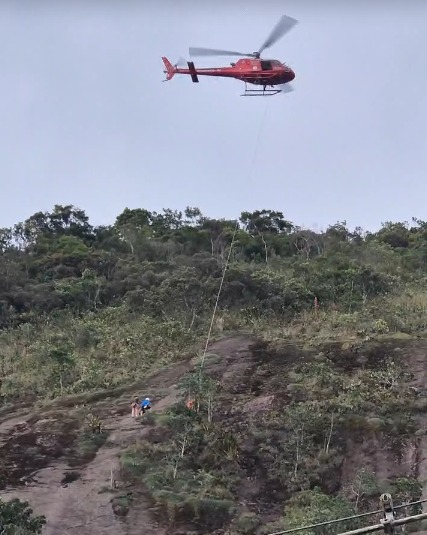 Duas pessoas são resgatadas de helicóptero pelo CBMERJ em Petrópolis