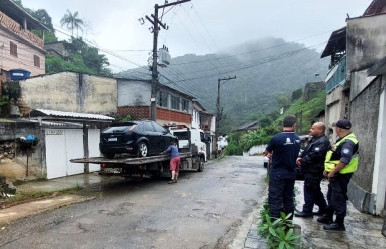Calçada livre: Prefeitura de Teresópolis reboca 15 veículos abandonados em vias públicas