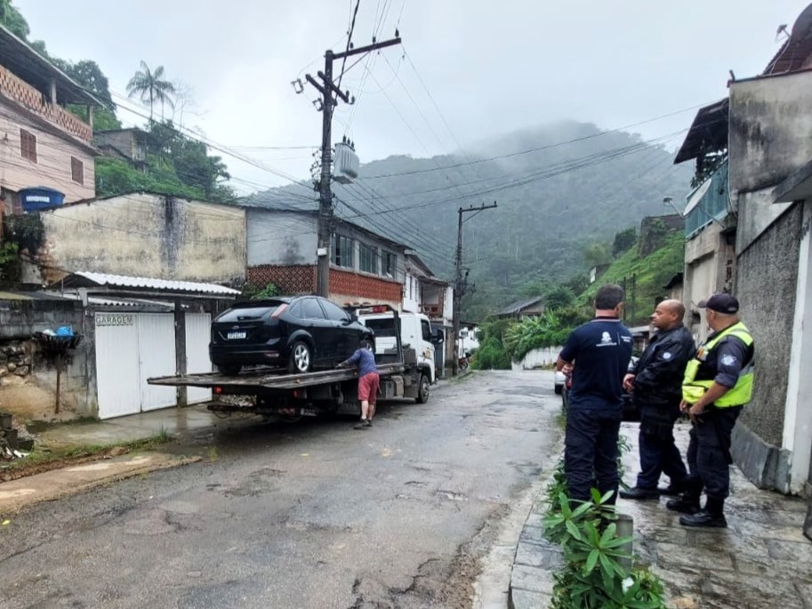 Calçada livre: Prefeitura de Teresópolis reboca 15 veículos abandonados em vias públicas
