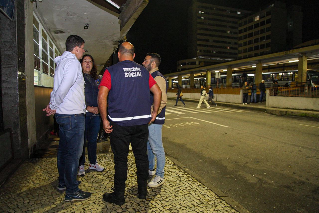 Governo municipal promove ação de humanização com pessoas em situação de rua no centro da cidade