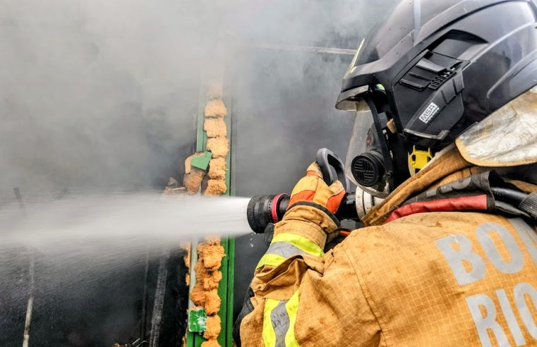 Governo do estado acompanha a mobilização para controlar incêndio no centro do Rio que atingiu lojas do camelódromo da Uruguaiana