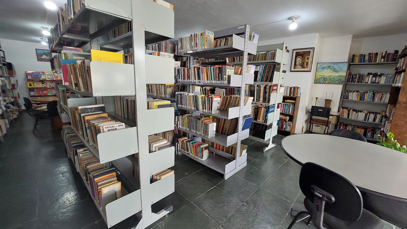 Centro Cultural Bernardo Monteverde abriga Núcleo Avançado da Escola de Música Villa-Lobos e biblioteca com mais de 6 mil títulos em Teresópolis