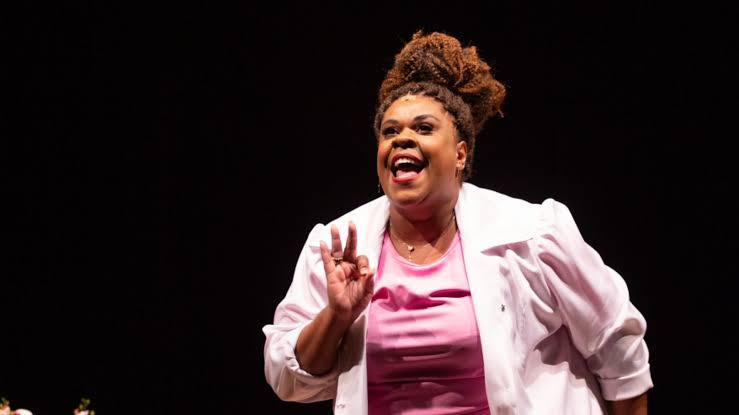 Teatro Imperial recebe ícone da comédia nacional, Cacau Protásio, com o stand up “100% Cacau”