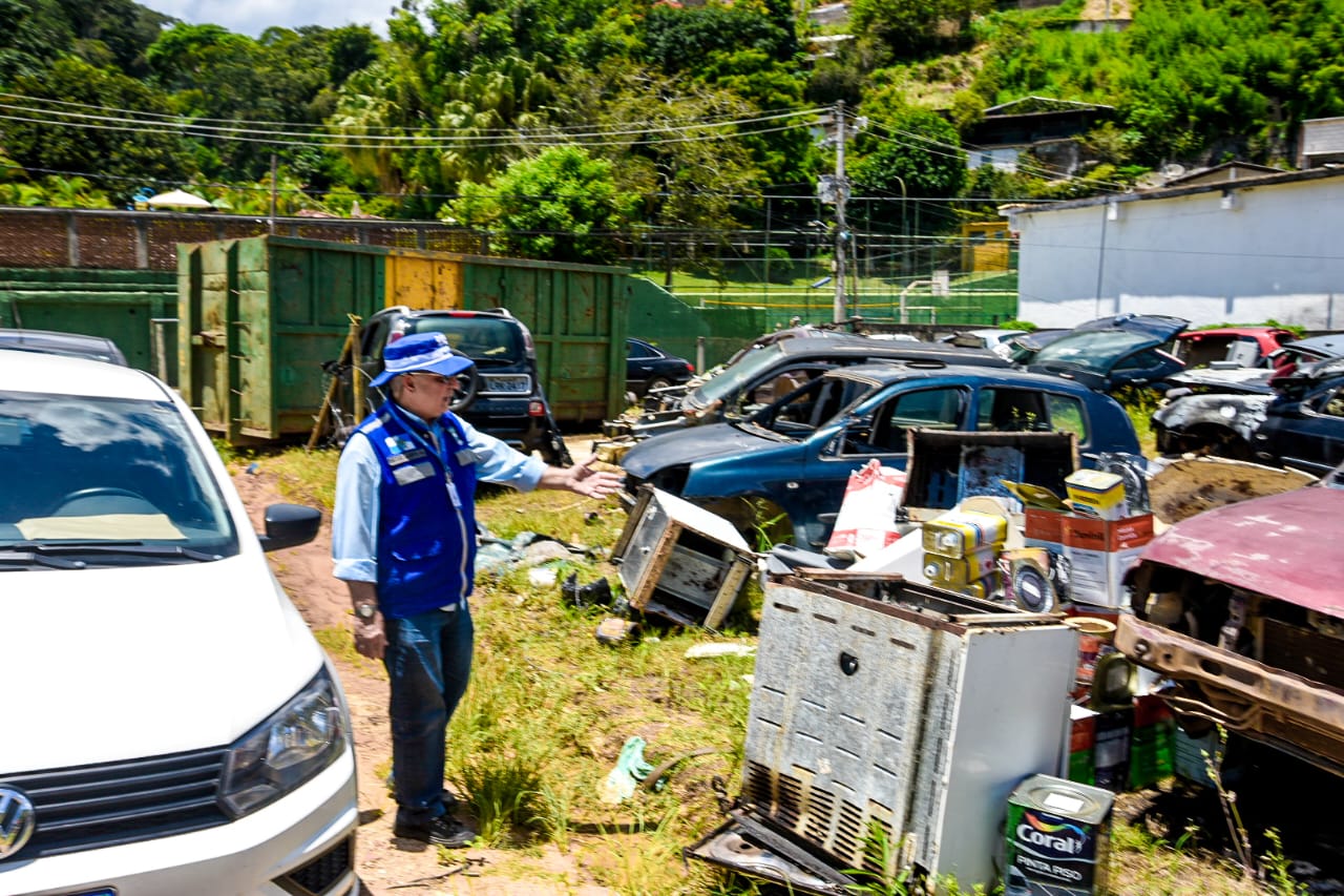Detran interdita três ferros-velhos durante operação em Petrópolis