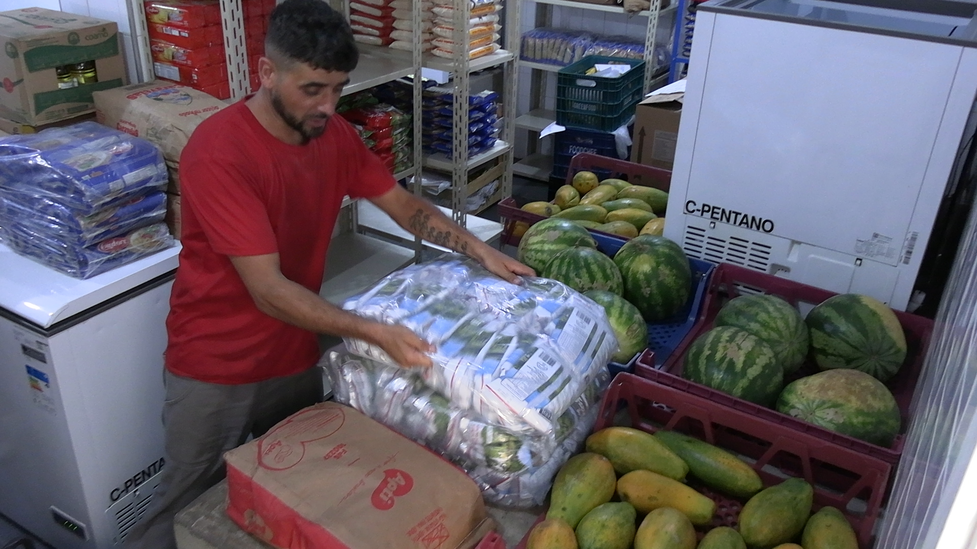 Prefeitura entrega produtos da merenda escolar nas unidades de ensino