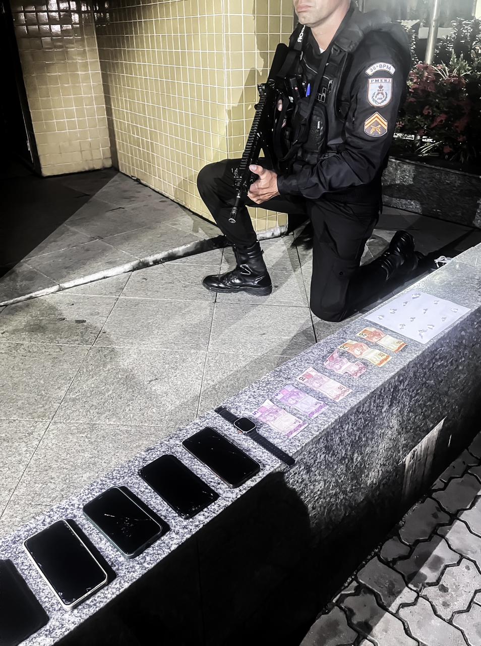 Dois menores são apreendidos e um homem é preso por tráfico de drogas em Três Rios