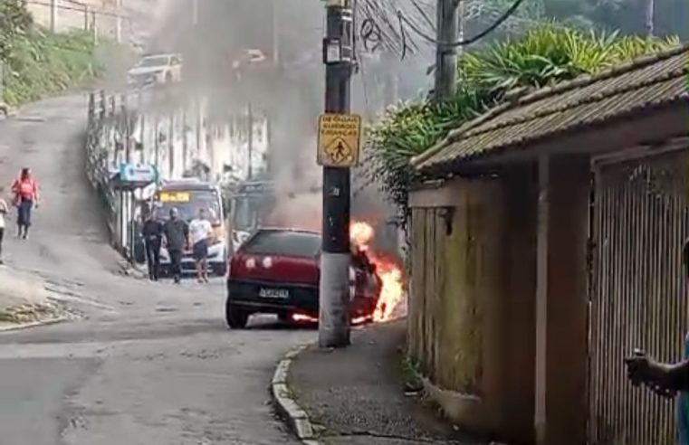 Carro pega fogo na Estrada da Saudade na manhã desta terça-feira