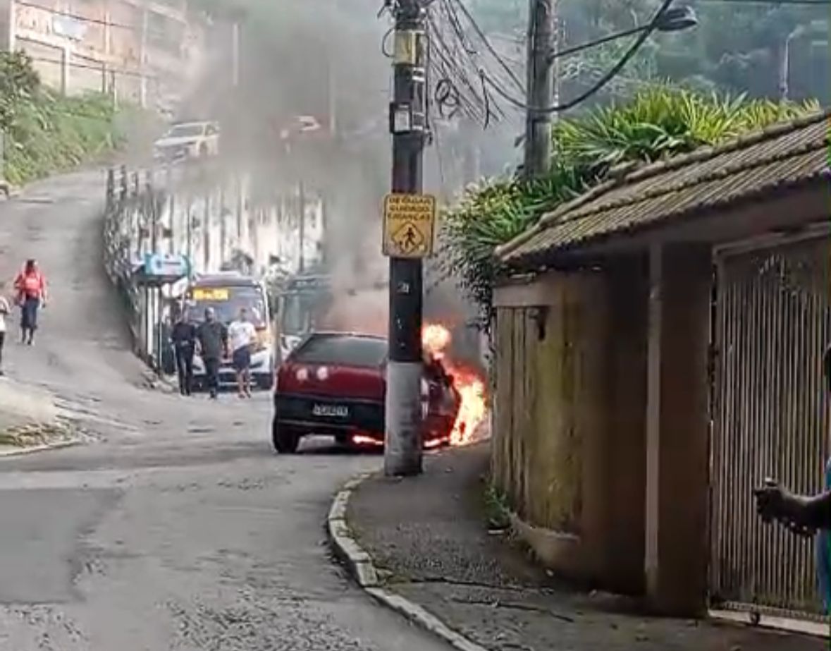 Carro pega fogo na Estrada da Saudade na manhã desta terça-feira