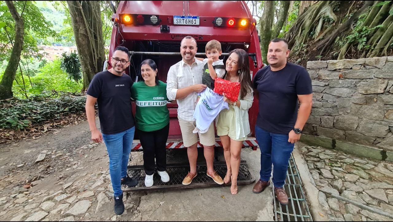 Aniversário de 3 anos de Gabriel ganha um toque especial com caminhão de coleta e apoio da Prefeitura