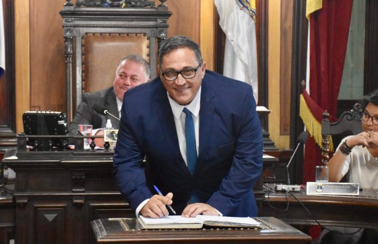 Henrique Laranja (PP) toma posse como vereador em Petrópolis