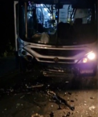Homem fica ferido em acidente entre ônibus e carro na Posse