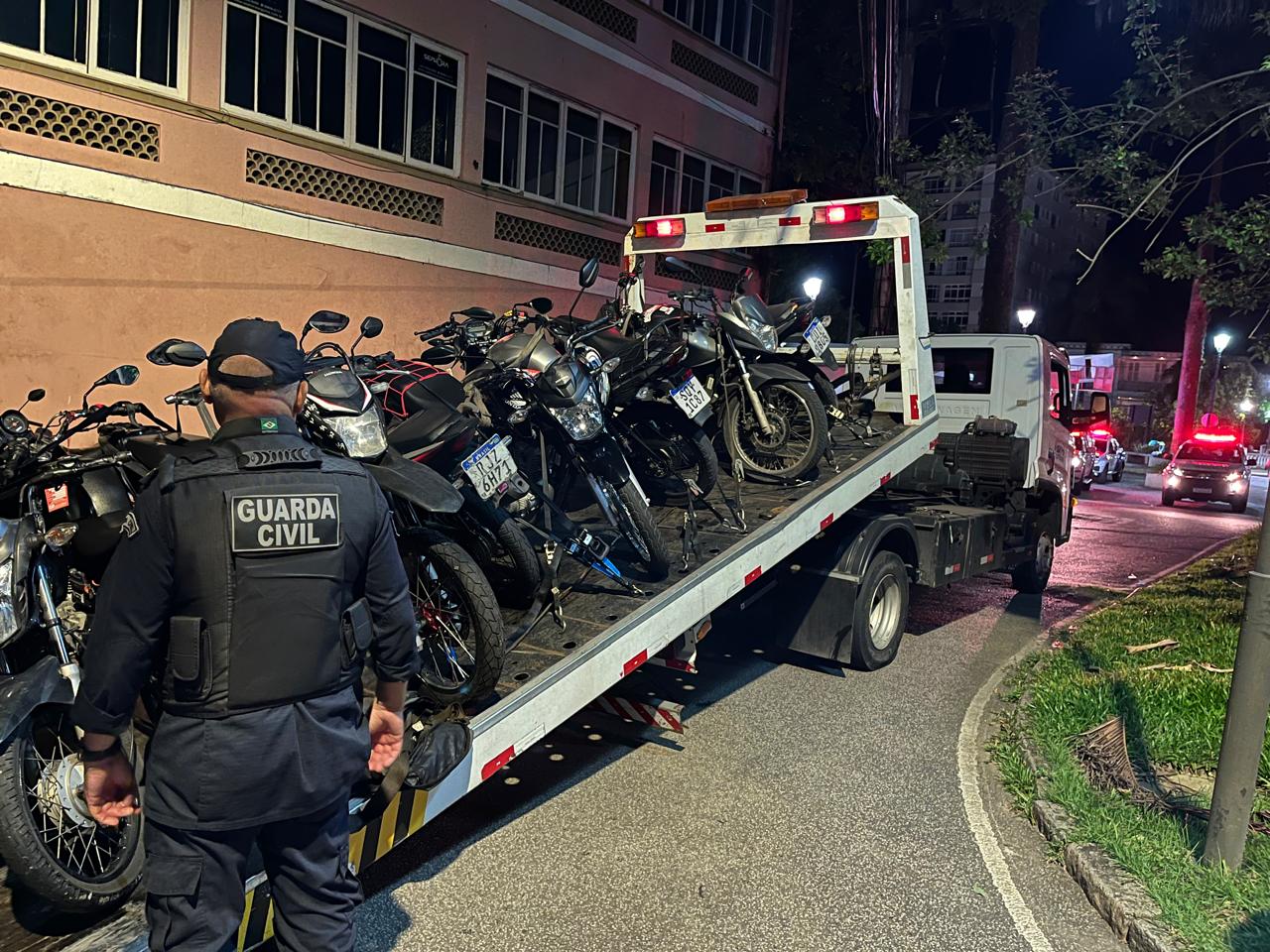 Prefeitura de Petrópolis, em fiscalização integrada, apreende 12 motos e multa três carros durante operação na madrugada