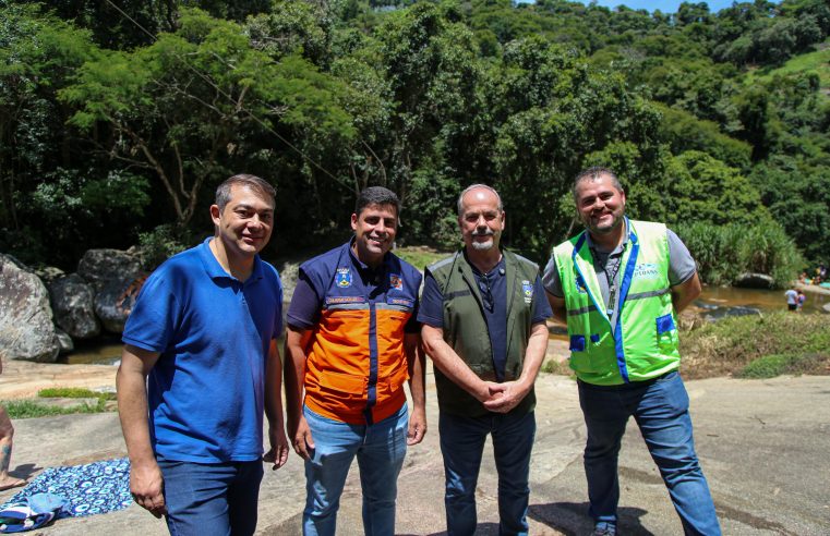 Ação da Prefeitura conscientiza banhistas sobre preservação ambiental e segurança na Cachoeira do Pinheiral