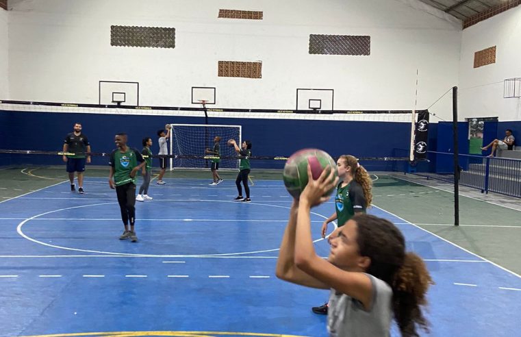 Comac mais Vôlei, em parceria com Projeto Vôlei Petrópolis, retorna aulas esta semana e reforça benefícios do esporte para a juventude