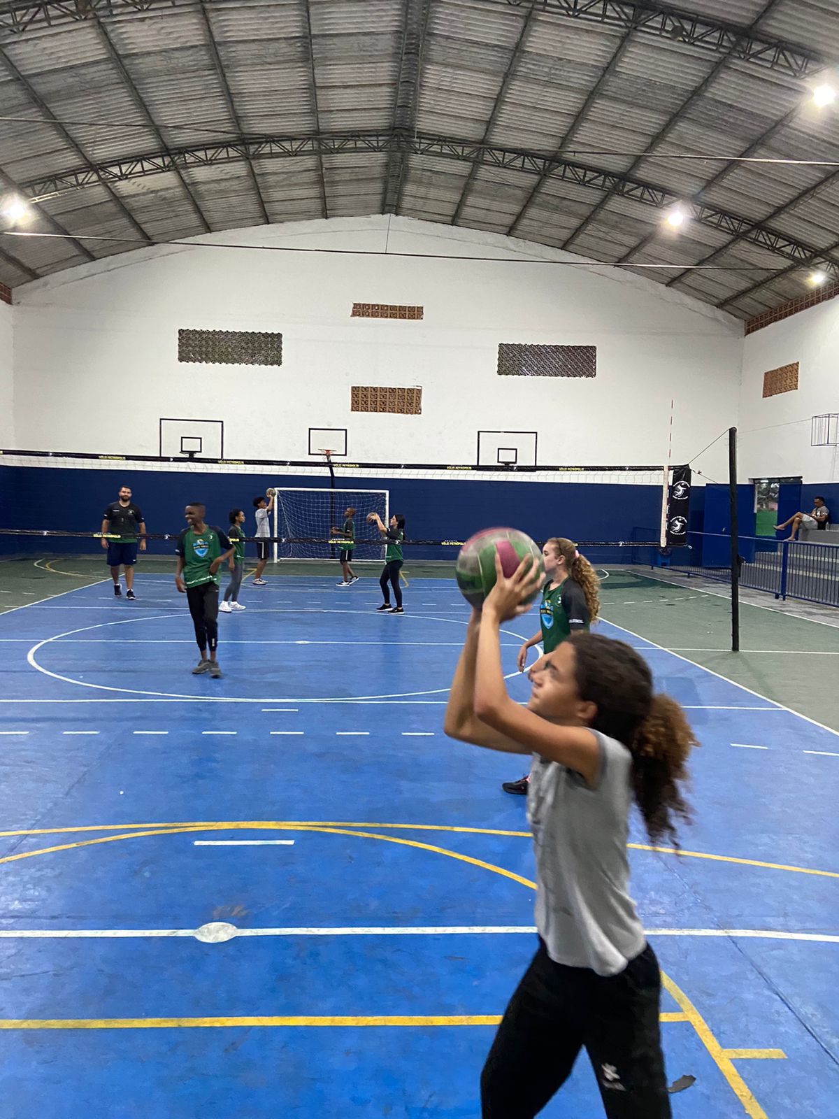 Comac mais Vôlei, em parceria com Projeto Vôlei Petrópolis, retorna aulas esta semana e reforça benefícios do esporte para a juventude