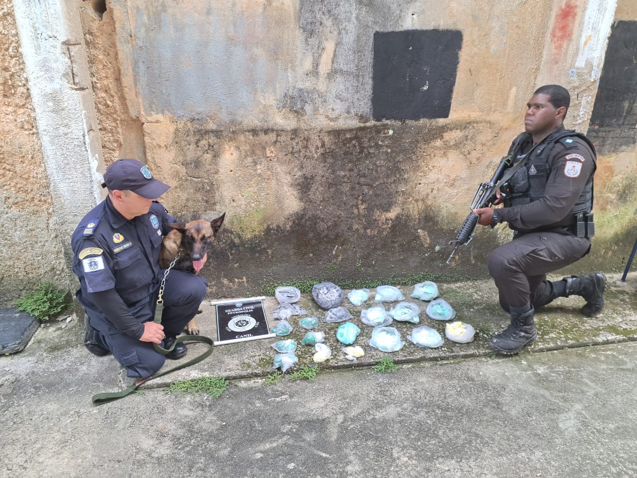 1.400 papelotes de drogas são apeendidos em ação conjunta em Petrópolis