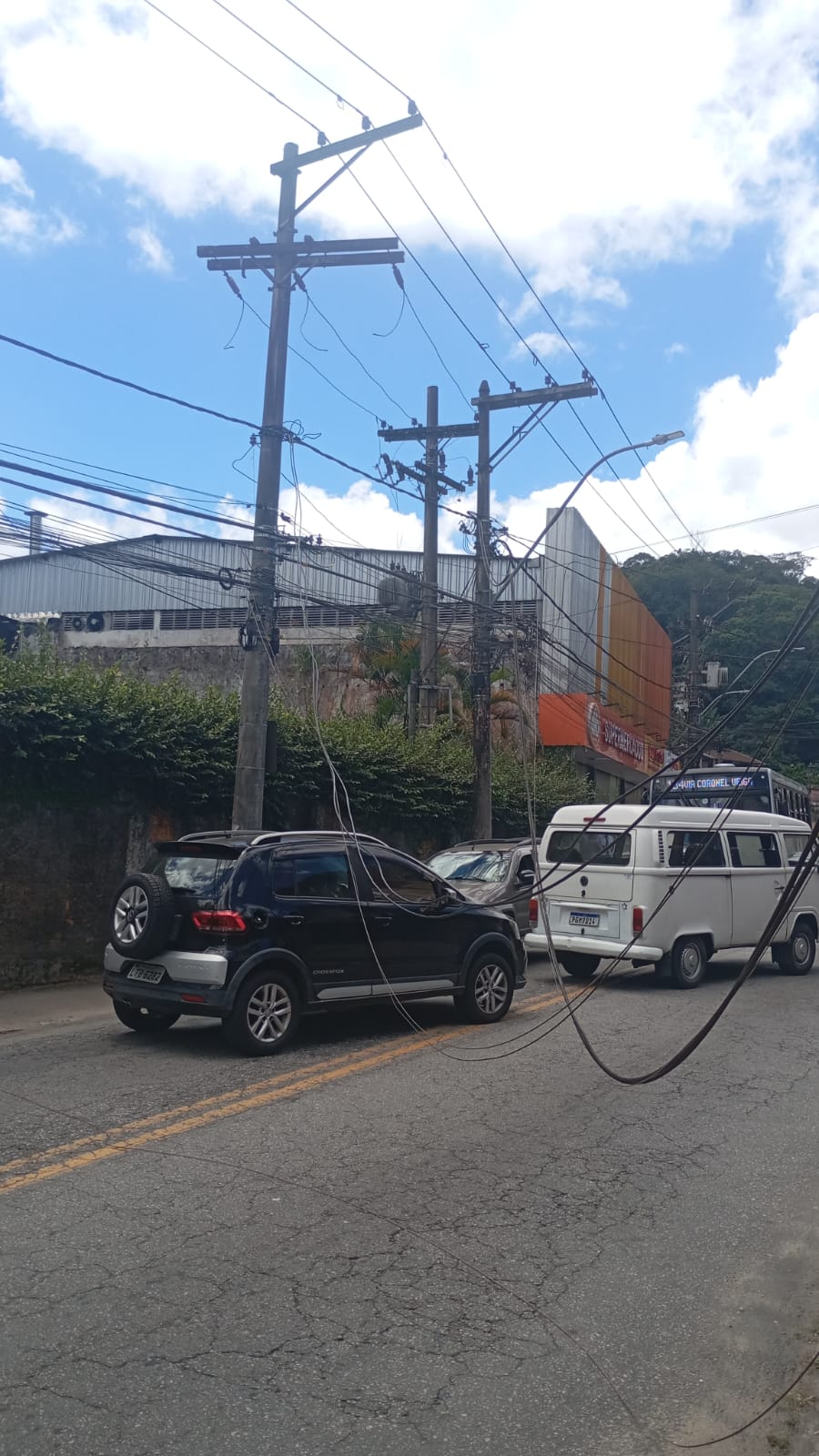 Caminhão arranca fiação de poste e prejudica trânsito na Rua Olavo Bilac