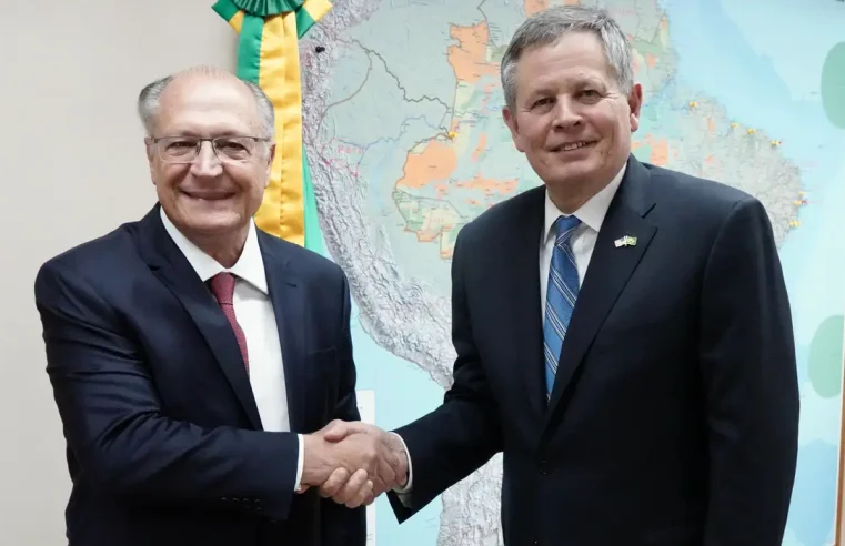 Alckmin recebe senador americano aliado de Trump