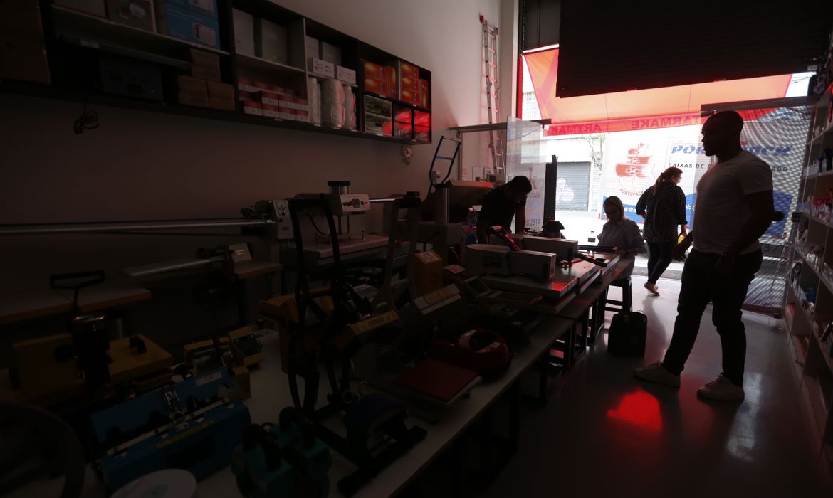 Enel poderá ter contrato renovado por 30 anos após decisão da Aneel