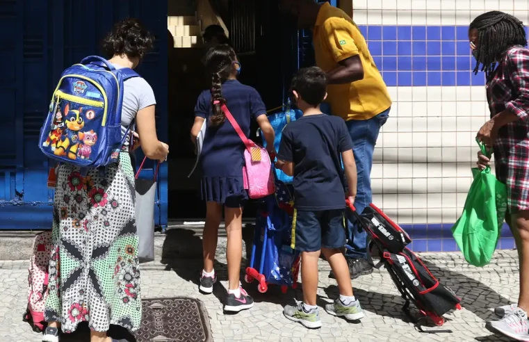 Volta às aulas na rede municipal de Petrópolis aconteceu nesta quarta-feira (05) com reforço no transporte e no trânsito